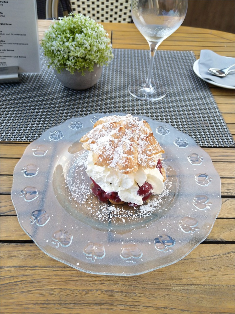 Deutschland - Bad Schandau - Und weil heute sowieso alles anderes war als sonst, habe ich mir ausnahmsweise einen Nachspeise bestellt. "Essen, das schmeckt, hat keine Kalorien", sagte die nette Bedienung. Sehr cool und hilfreich für die Zukunft.
