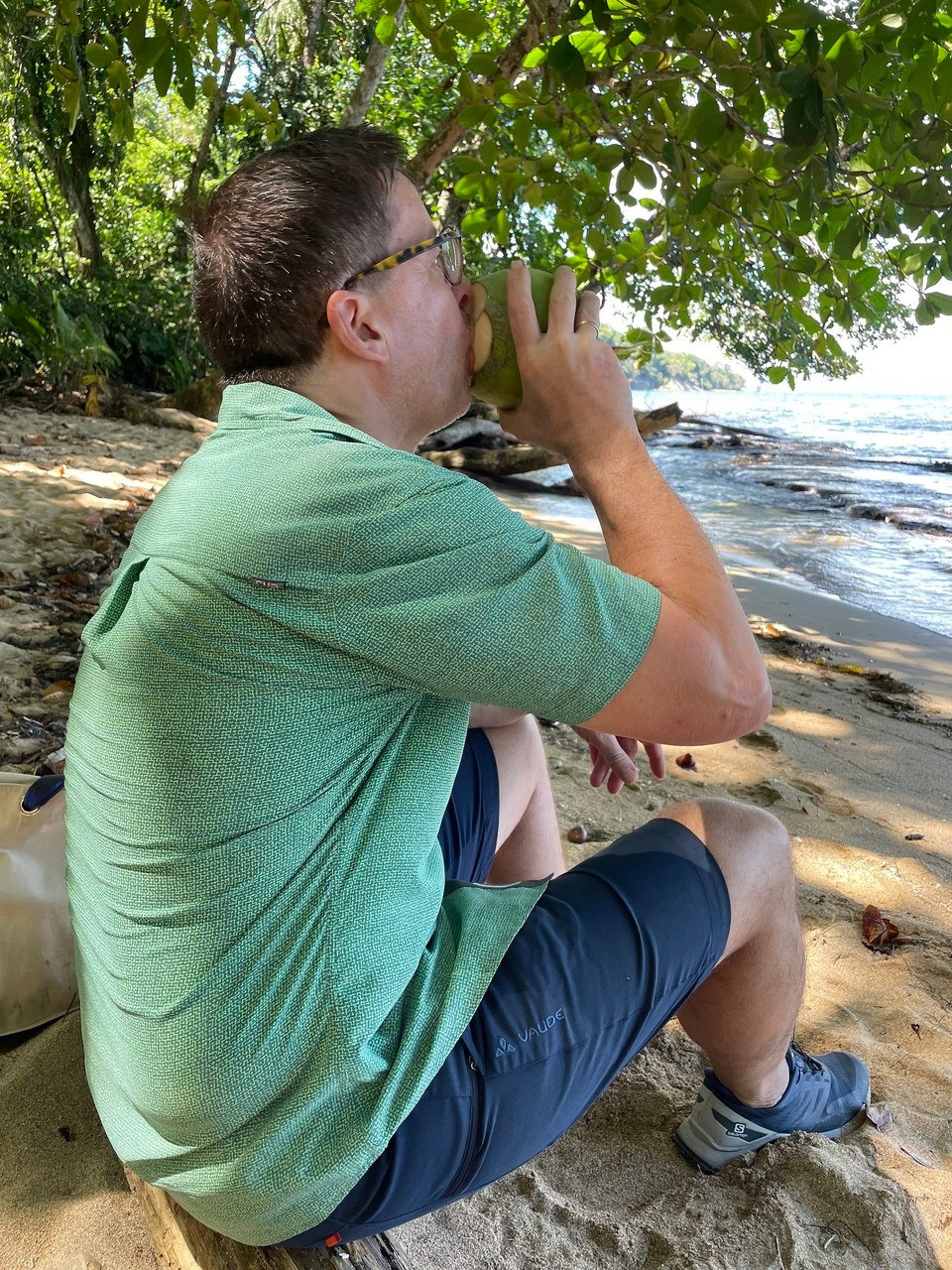 Costa Rica - Talamanca - Costa-ricanische Gastfreundschaft: frische Kokosnuss geschenkt bekommen 🥥 🤤 