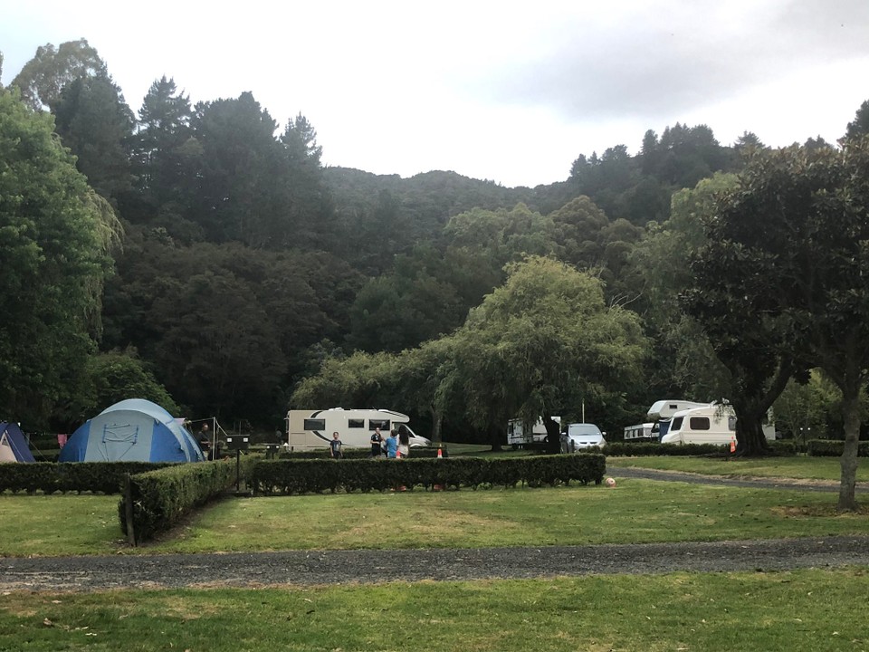 Neuseeland - Awakeri - Herziger Campingplatz in Awakeri Springs mit 38 Grad warmem Pool gespiesen von der heissen Quelle 
