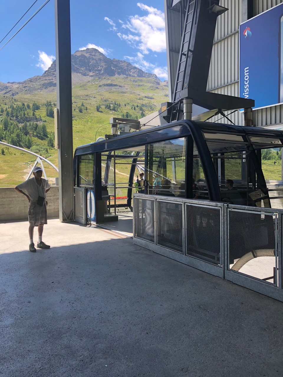 Schweiz - Pontresina - Passagier beim Einsteigen noch oben ;))