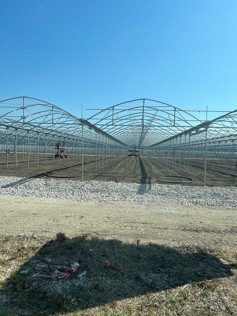 Italien - Salerno - Auf dem Weg nach Salerno sind uns immer wieder solche Treibhäuser aufgefallen. Oftmals noch ohne Bepflanzung, zumeist jedoch schon wieder mit Jungpflänzchen „bestückt“🌱🌱🌱