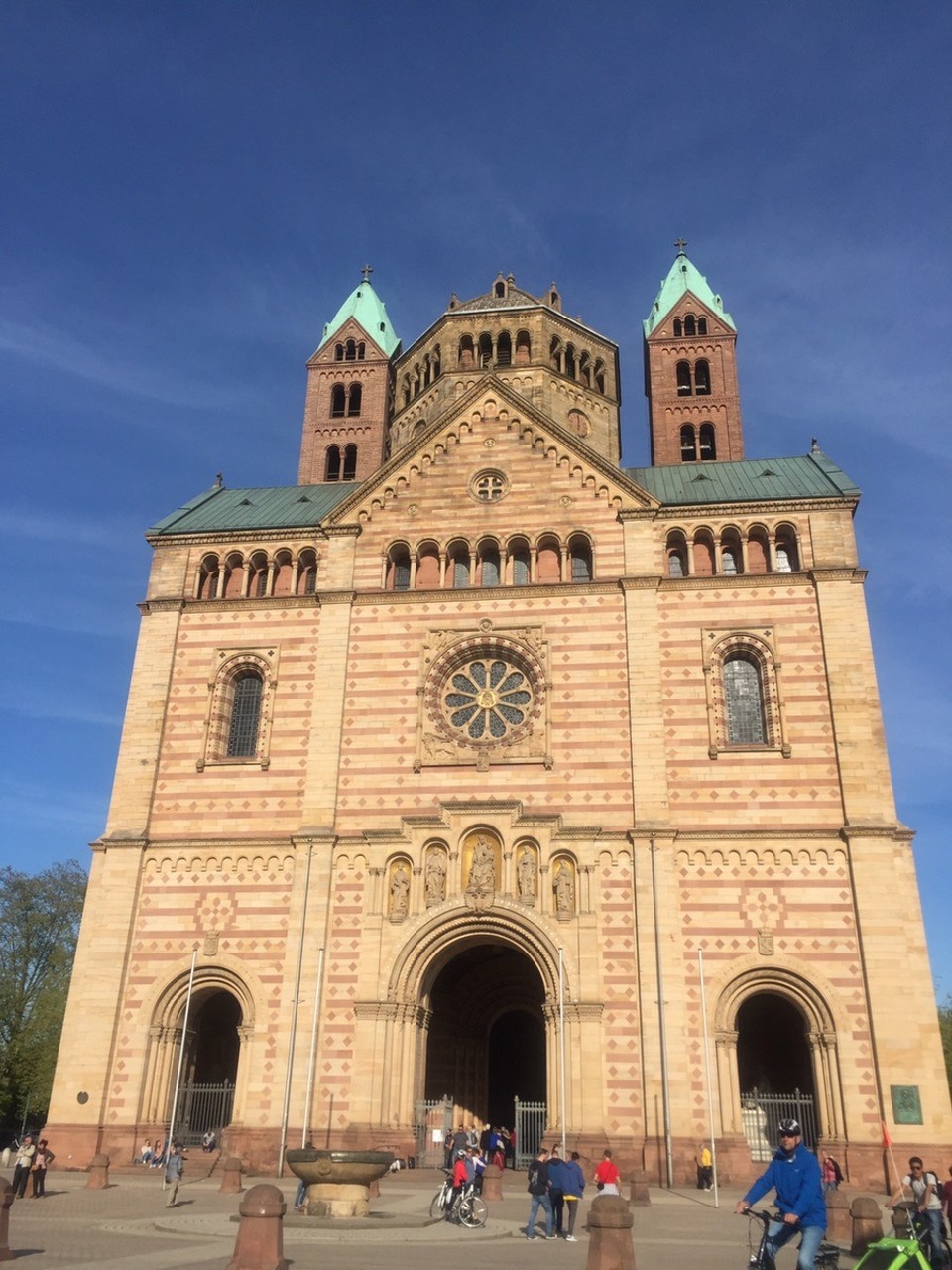  - Deutschland, Speyer - Heut können wir uns dem Glockengeläut 
hingeben...morgen 1. Mai....Abschied vom Winter....