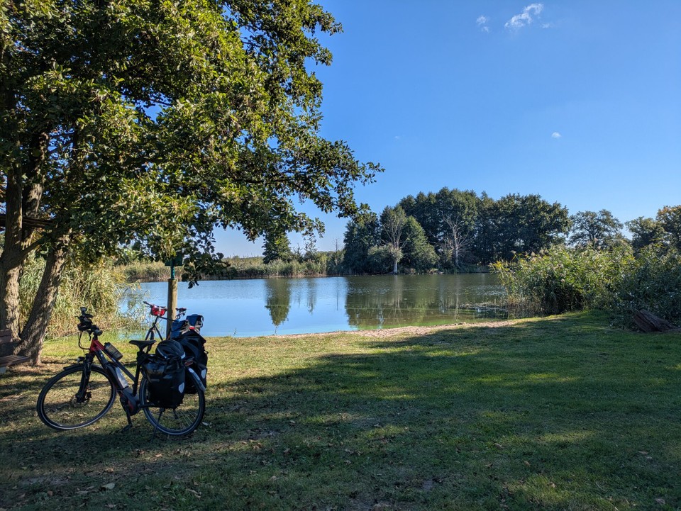 Deutschland - Brandenburg an der Havel - Um 12.00 kamen wir an diesem hübschen Platz vorbei und haben spontan entschieden, die erste kleine Pause einzulegen..