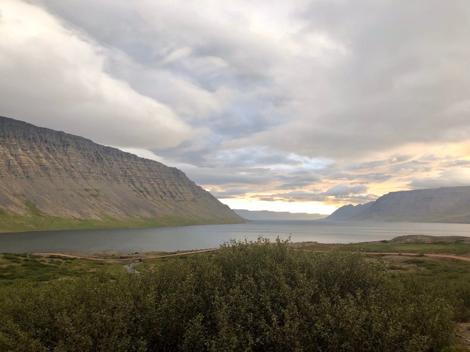 Island - Ísafjarðarbær - Es ist viertel nach 10 und gleich sind wir wieder im Tal...