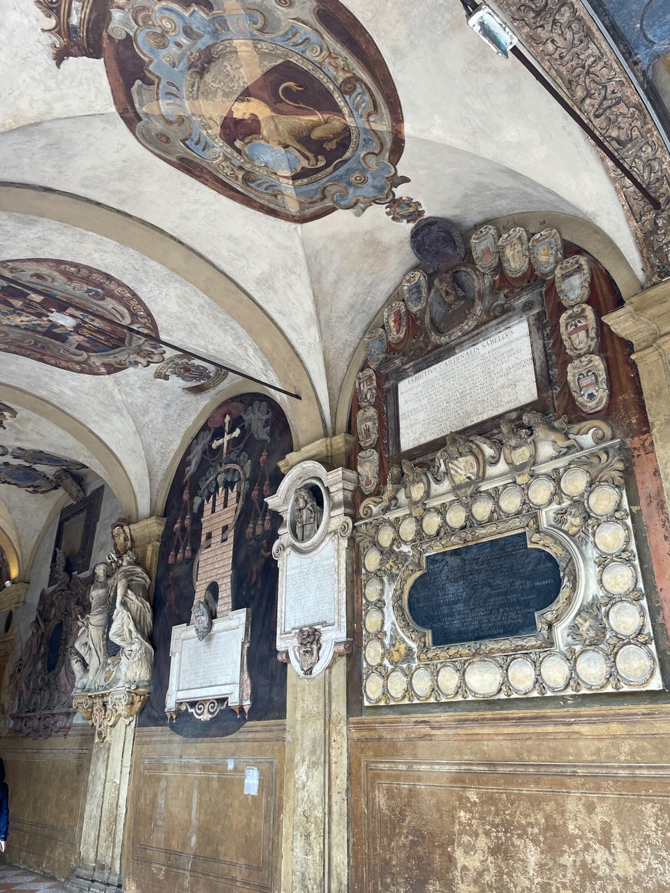 Italien - Bologna - Die tausende Wappen stammen von adligen Familien aus ganz Europa, die ihre Sprösslinge zum Studium an die Università di Bologna schickten. 