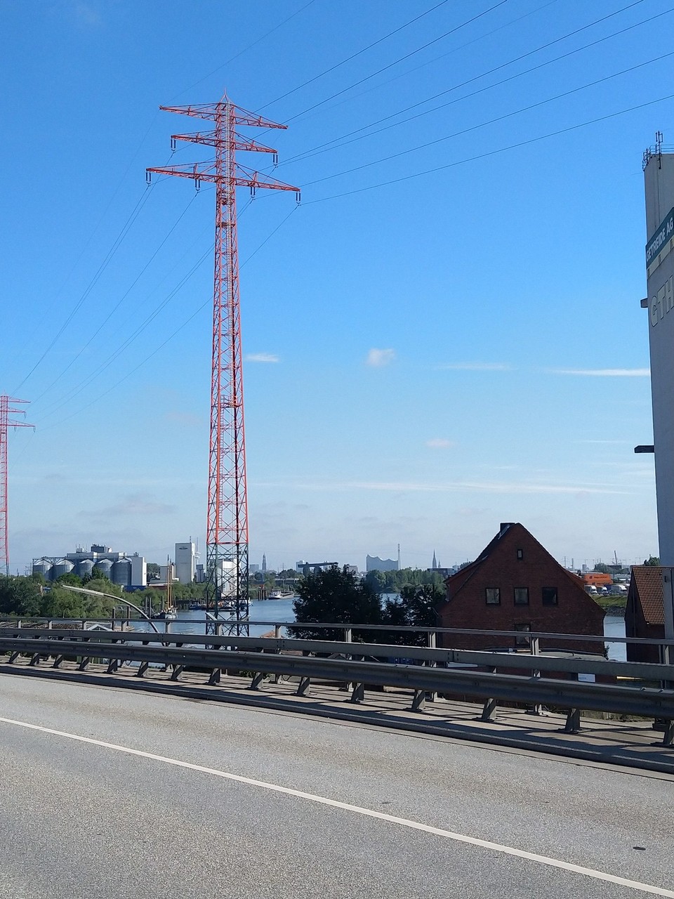 Deutschland - Hamburg - Auf einmal dieser Blick. Seht Ihr? Elbphilharmonie und Michel. 
