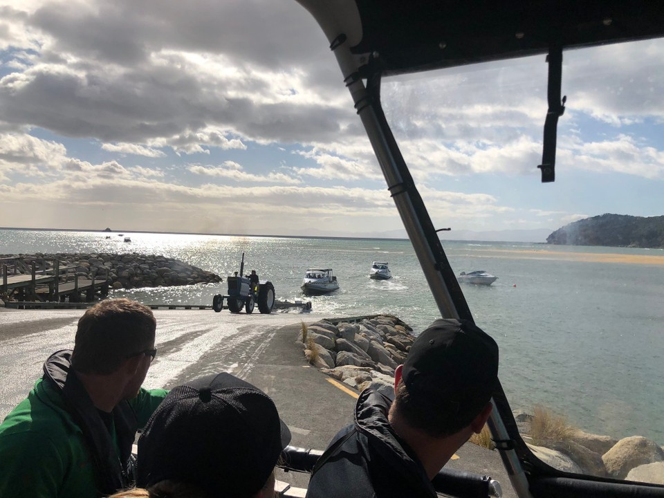 Neuseeland - Marahau - Rückwärts wurden wir ins Wasser gelassen. 