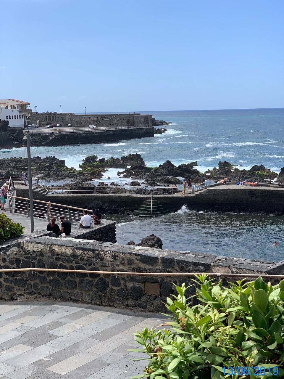 Spanien - Puerto de la Cruz - An der Promenade kann man direkt ins Wasser hüpfen. 