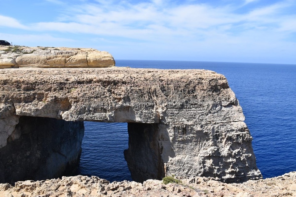 Malta - Ghasri - Von Oben ist es begehbar.
Zurück zum Autofahren, die Wege (denn als Straßen kenn man es nicht bezeichnen) sind so schmal das gerade das Auto hindurch passt ohne die Seiten zu berühren. Wenn jemand von vorne kommt heißt es Rückwärtsgang. Einige Pisten waren echt abenteuerlich.