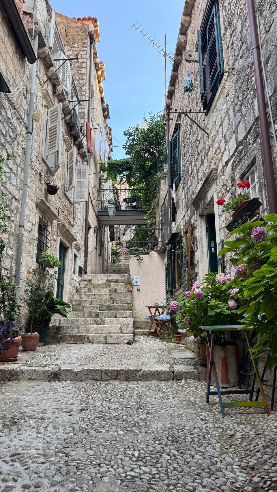 Kroatien - Dubrovnik - So sehen nicht nur die Gassen aus, diese Stufen müssen wir hoch und runter um uns in der Stadt fortbewegen zu können.