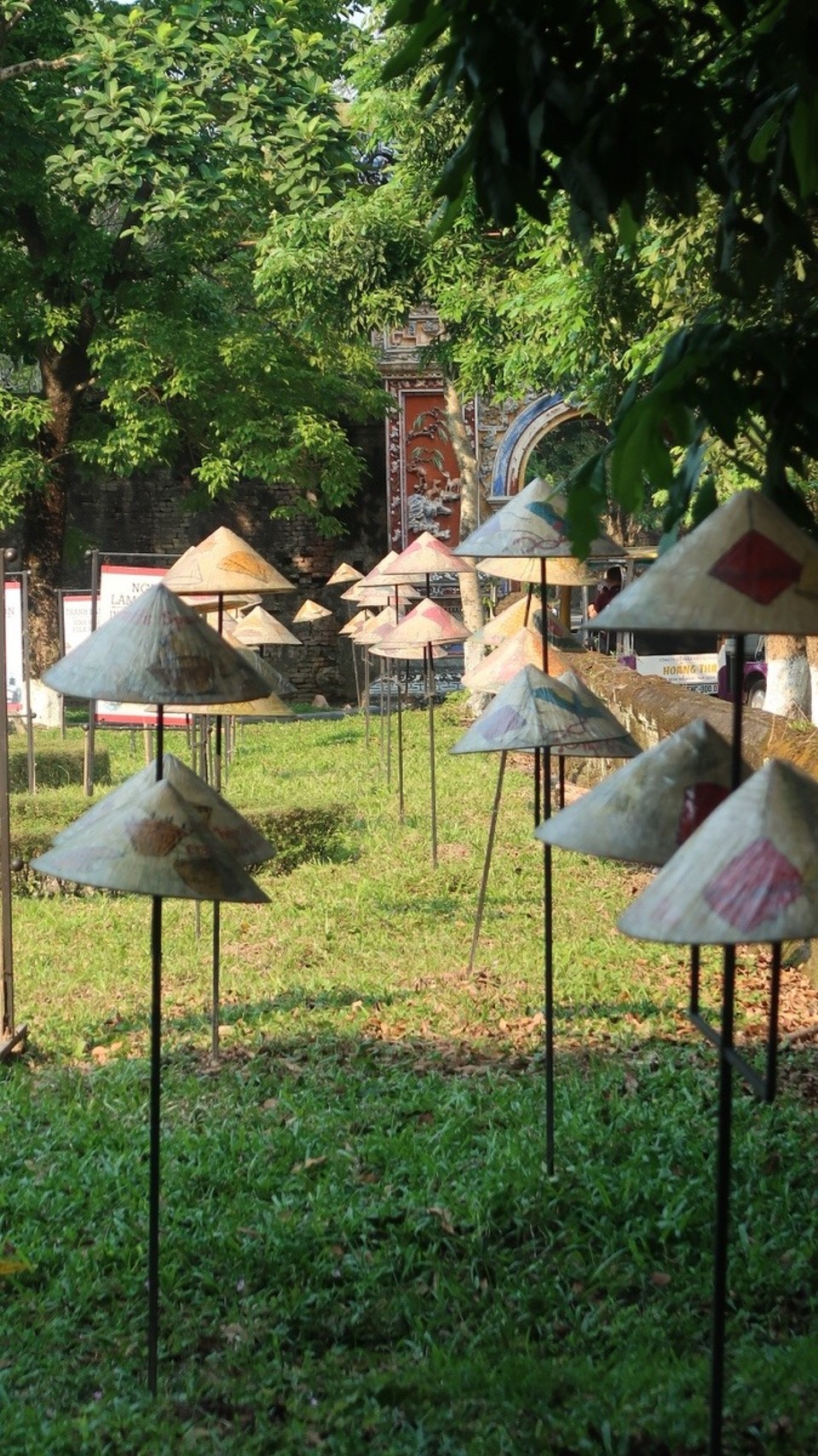 Vietnam - Huế - Der Kegelhut, auch Reishut genannt, ist eine traditionelle asiatische Kopfbedeckung, die insbesondere in Vietnam verbreitet ist. Der vietnamesische Nón lá gilt als ein Wahrzeichen für Vietnam.