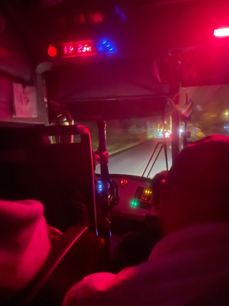 Costa Rica - Osa - Zum Tagesabschluss gibt es dann noch eine Bilderbuch-Busfahrt zurück in die Hauptstadt: der erste Bus ist überfüllt und nimmt keine Passagiere mehr mit, für den zweiten Bus durften wir noch Tickets kaufen; unter der Bedingung, fünf Stunden zu stehen/ im Gang zu sitzen 😅