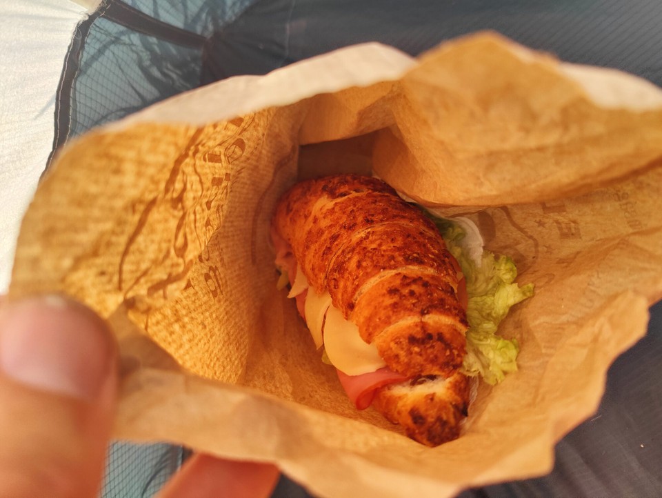 Rumänien - Vărșand - Das belegte Brötchen vom Netten Inhaber der Firma und Feldes