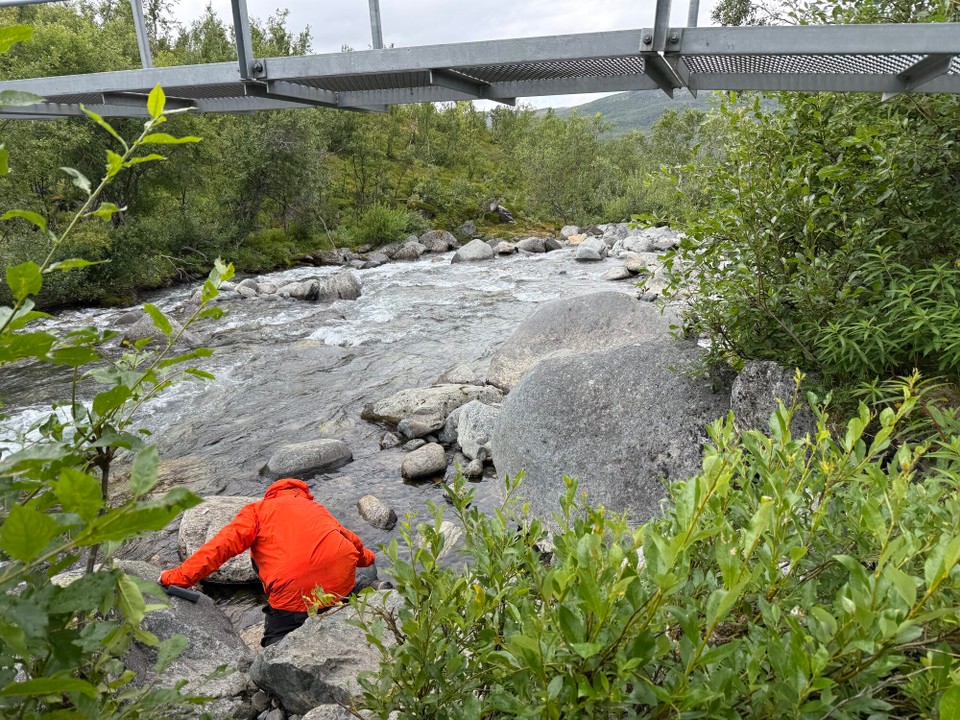 Schweden - Kiruna - Schön vorsichtig beim Wasser holen 