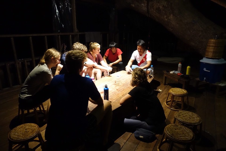 Laos - Huay Xai - På kvelden spilte vi kort og drakk "Happy water" 