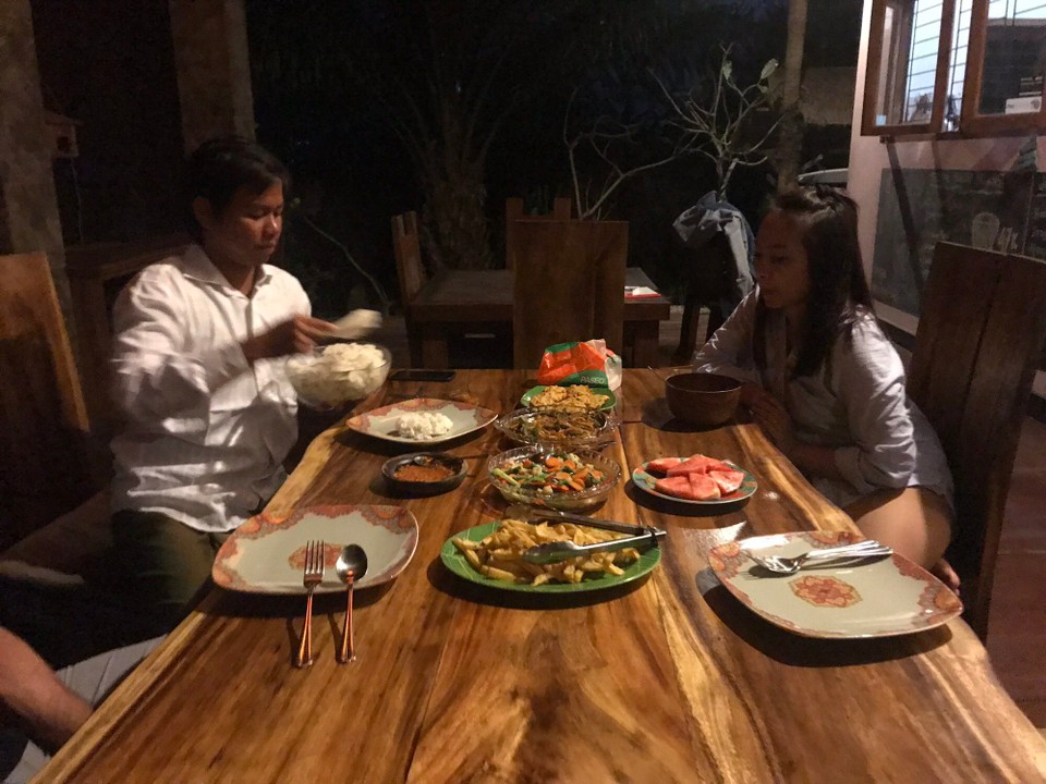 Indonesien - Jembrana - Dinner at Pink Barrel -die Tochter kocht so gut, wie ihre Mama
