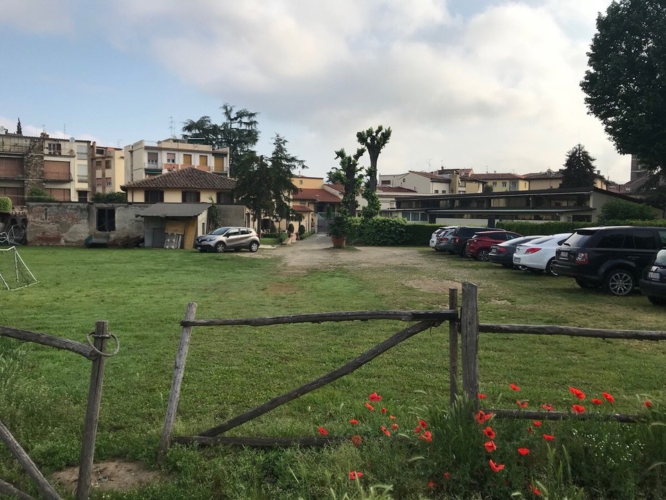Italien - Florenz - Großer Garten und direkt ein Weg zum spazieren gehen
