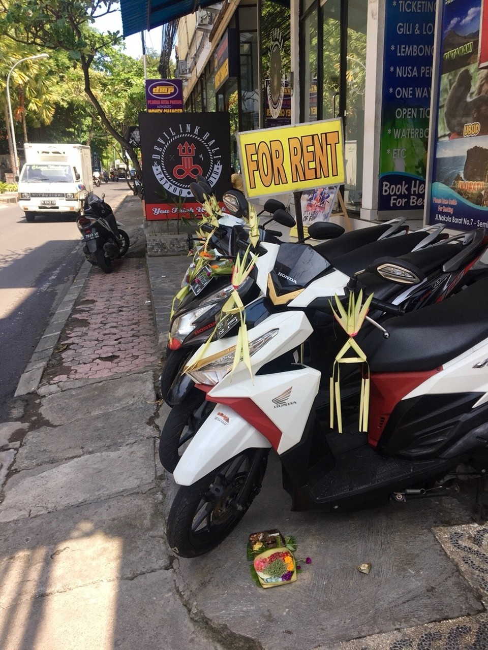 Indonesien - Badung - Tag der Fahrzeuge in Bali 🇲🇨 alle Autos und Roller sind geschmückt