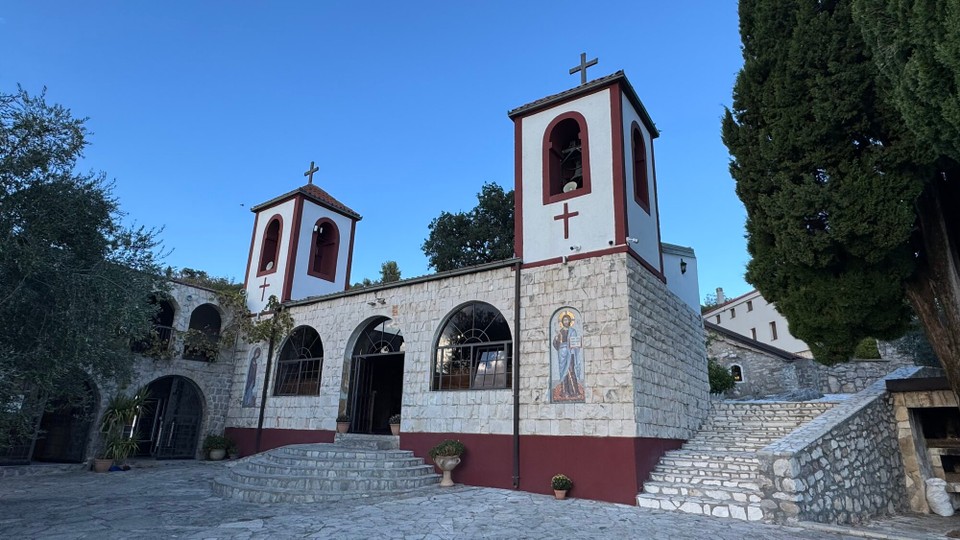 Montenegro - Podgorica - Das Kloster Dajbabe ist ein einzigartiges Höhlenkloster in der Nähe von Podgorica, gegründet 1897.