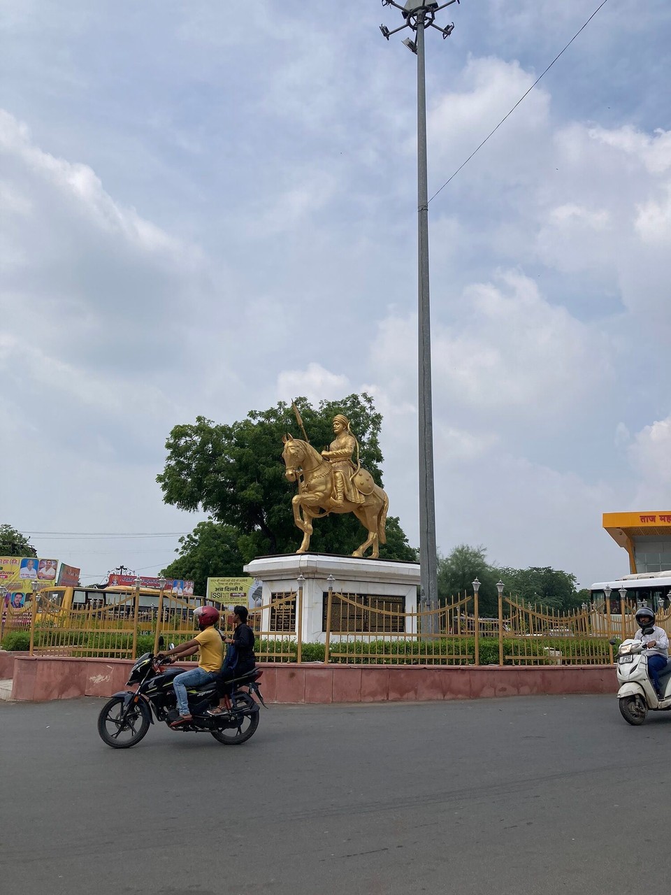 Indien - Agra - Viel Zeit bleibt nach dem Besuch nicht um die Stadt zu erkunden - es geht nach dem Mittag schon zurück nach Delhi