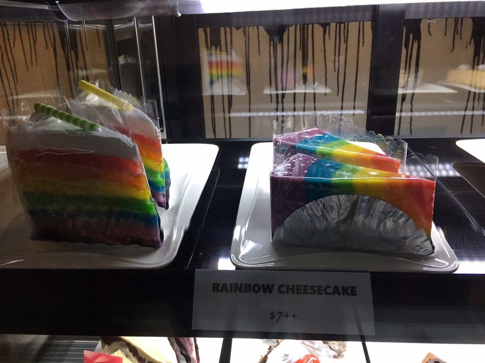 Singapur - Singapur - Interessanter Kuchen beim Last Dinner in Singapur. Ein LBGTQ Kuchen. Süße Idee aber mir war der zu künstlich. Aber für ein Foto hat es gereicht 😉