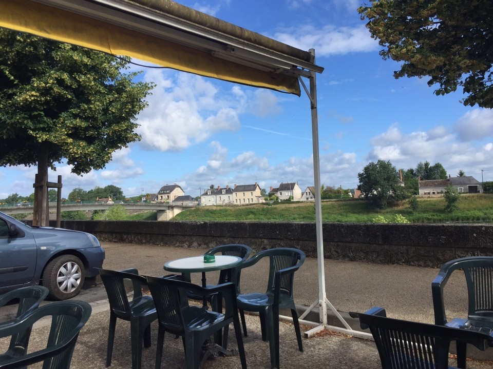 Frankreich - Savonnières - Unterwegs in einer Bar. 