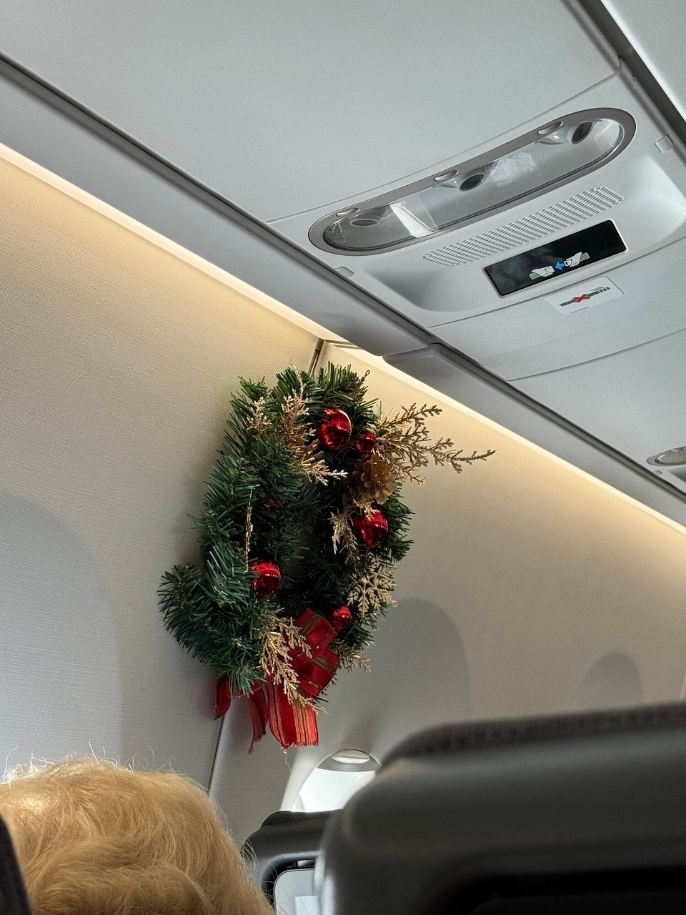 Singapur - Singapur - Sogar de Flüger hät Singapore Airline mit Wiahnachtsschmuck dekoriart.