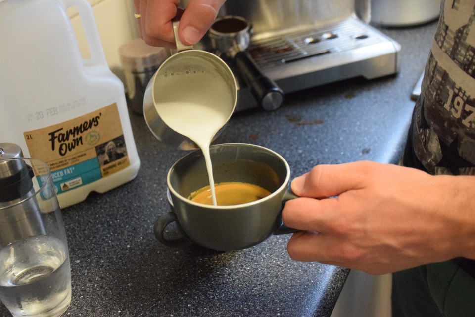 Australien - Sydney - John gibt Florian eine Einführung in die Kunst des Kaffeezubereitens mit einer Siebträgermaschine 