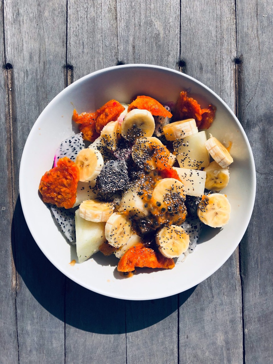 Spanien - La Oliva - Frühstück mit Maracuja und Kaktusfeigen aus dem Garten. Die Drachenfrucht war leider noch nicht reif und war daher aus dem Supermarkt.