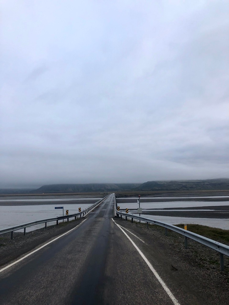 Island - Sveitarfélagið Hornafjörður - Eine schöne, lange Brücke. Natürlich einspurig... Das ist immer wieder sehr aufregend...