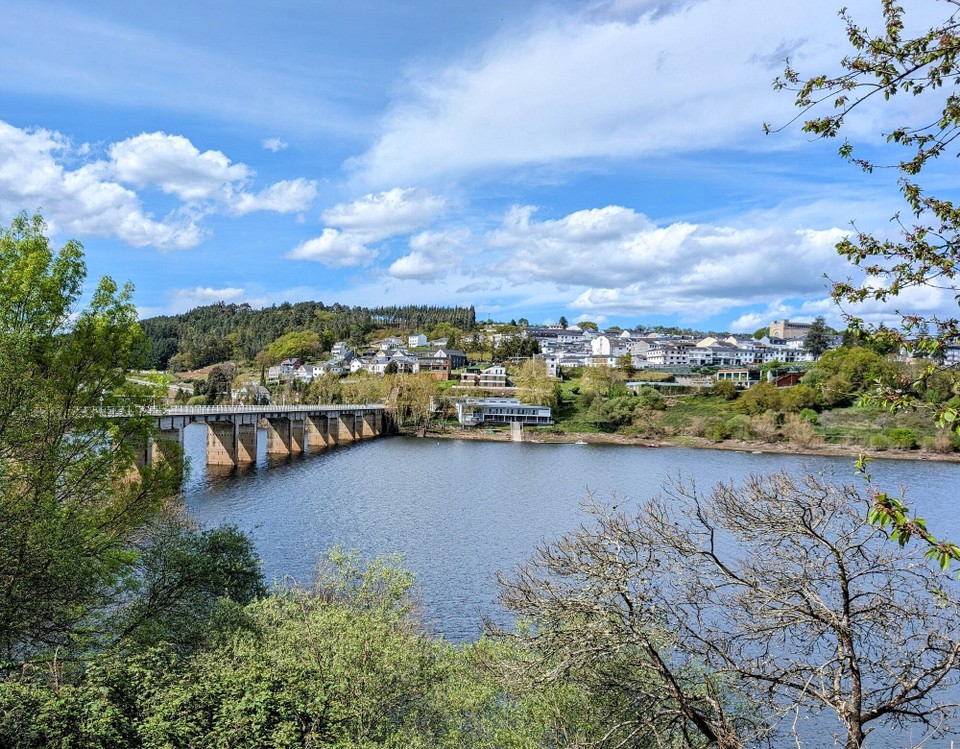 Spanien - Portomarín - Nur noch die Brücke über den Rio Mino überqueren, dann haben wir nach 23 Km unser heutiges Ziel Portomarín erreicht.