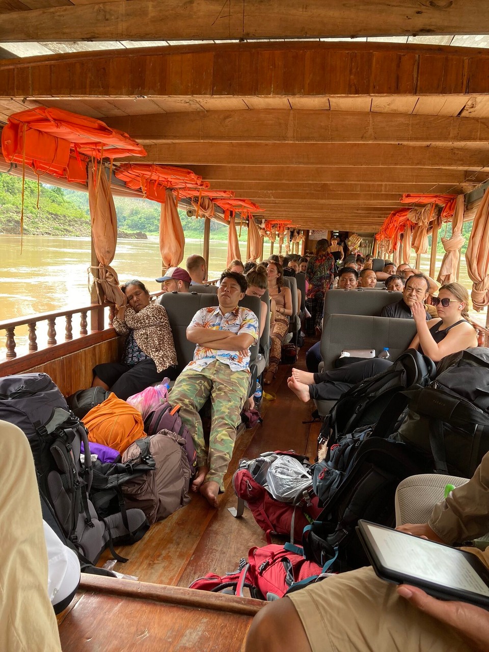 Laos - Luang Prabang - Für mich fast gleicher Sitzplatz, das Boot ist diesmal schmaler, also weniger Platz für die anderen, aber viel bessere Sicht, denn die Außenwand ist diesmal nicht so hoch