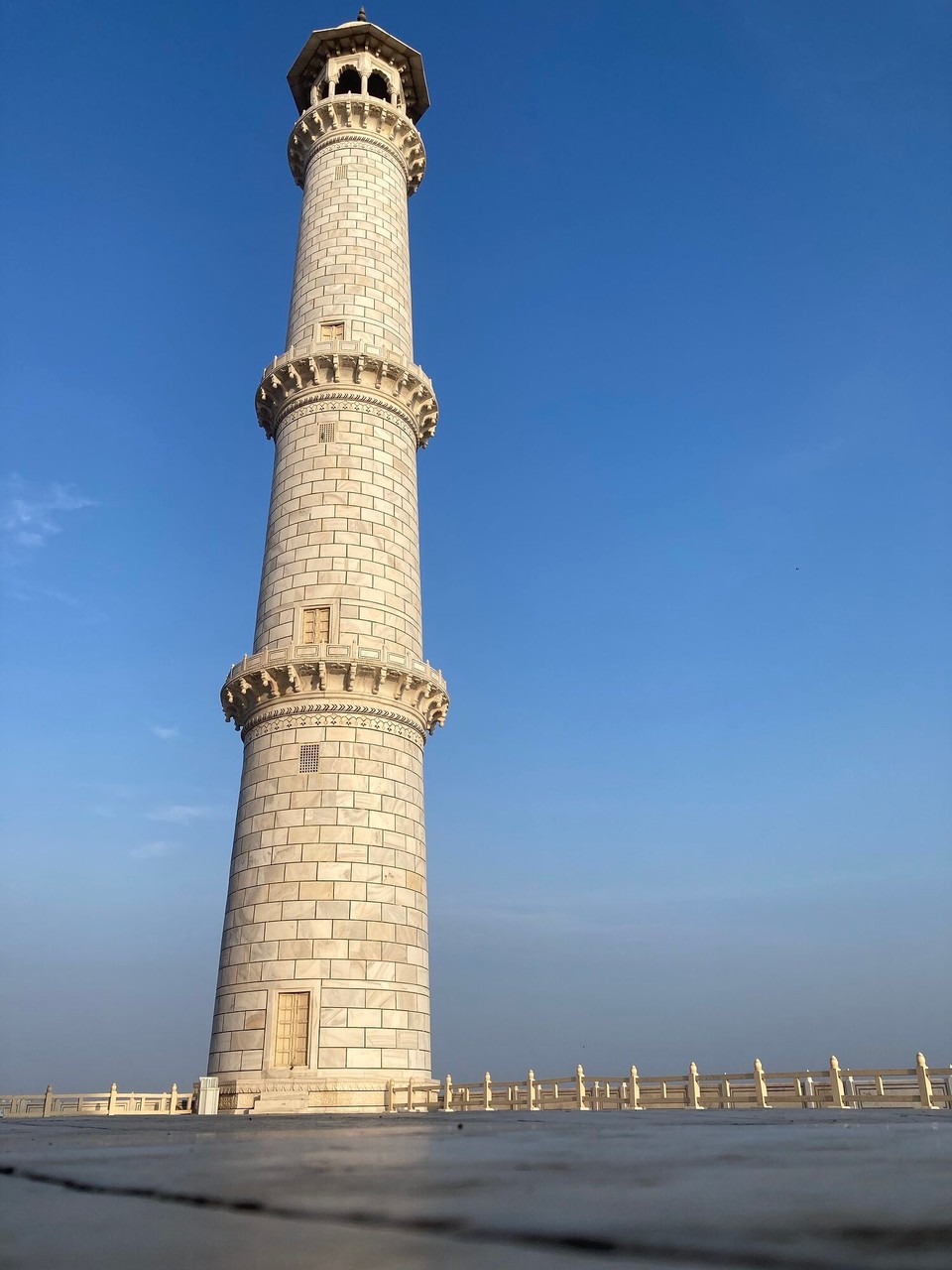 Indien - Agra - Die Türme sind 9 Grad nach außen geneigt, damit bei einem Erdbeben das Mausoleum nicht von den Türmen beschädigt wird