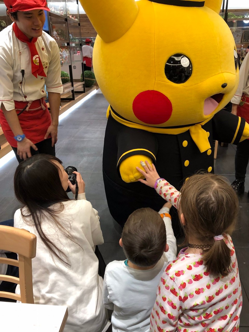 Japan - Chuo-Ku - Zuletzt kommt noch Pikachu zu Besuch. Unsere Kinder freuen sich.
Alle anderen Erwachsenen auch...