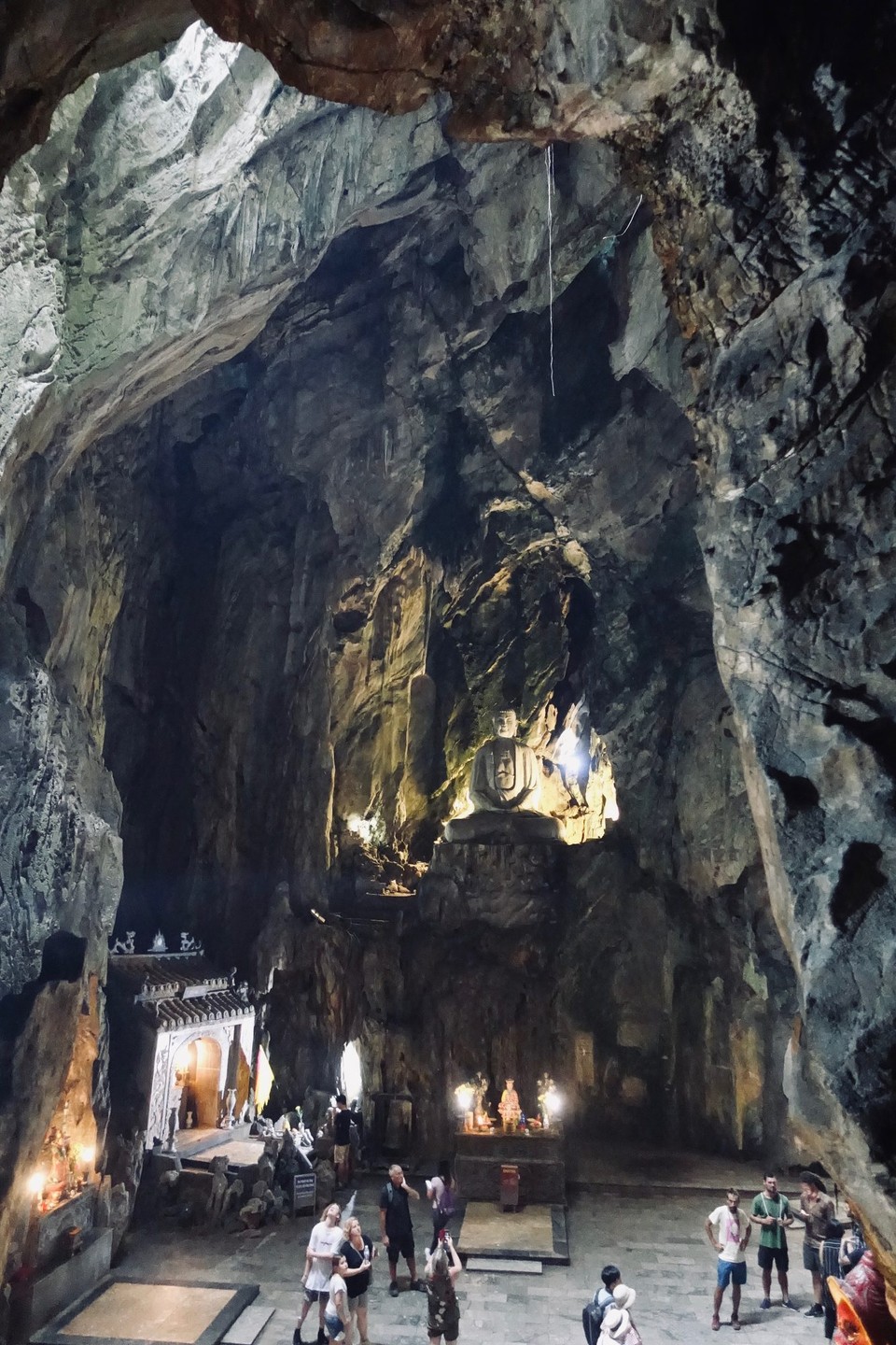 Vietnam - Da Nang - Et lite tempel inne i en hule i fjellet.