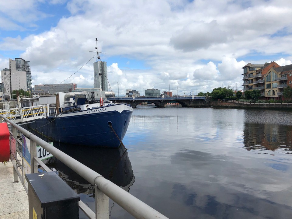 Vereinigtes Königreich - Belfast - Lagan und Queens Bridge