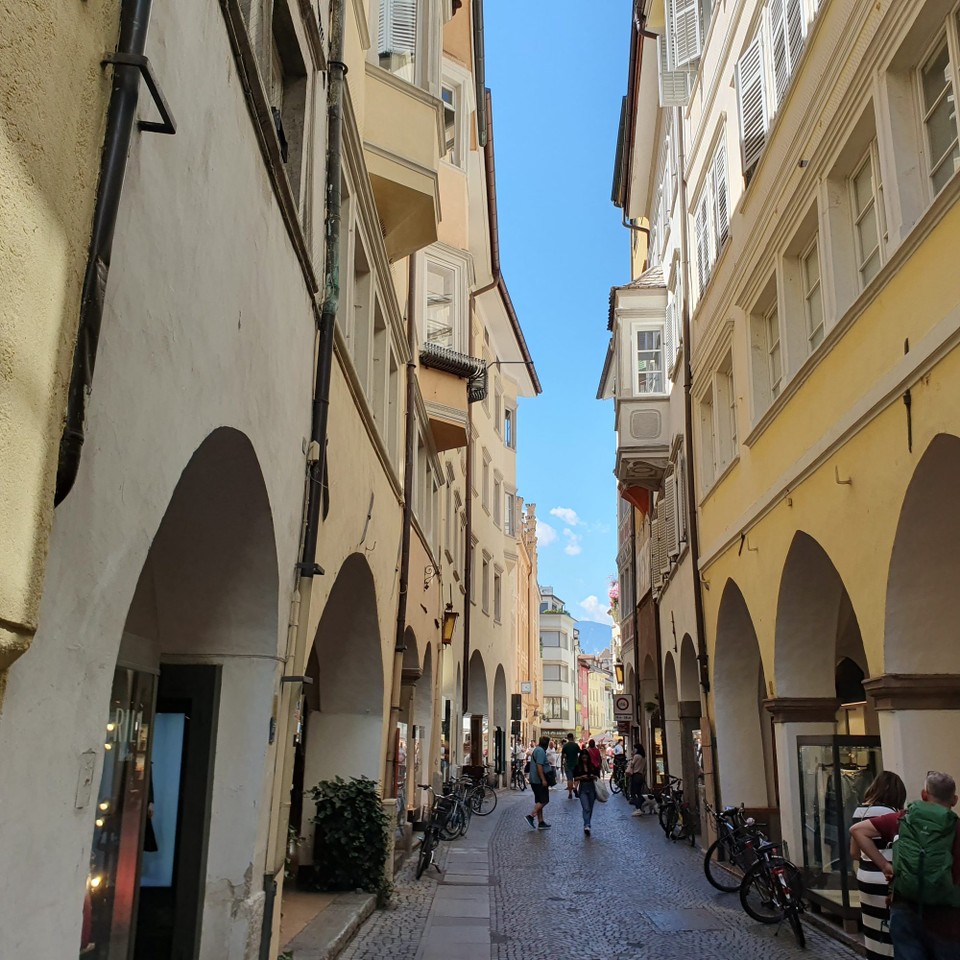 Italien - Bozen - Neben Meran hat auch Bozen eine Laubengasse mit großen Torbögen und vielen Läden.