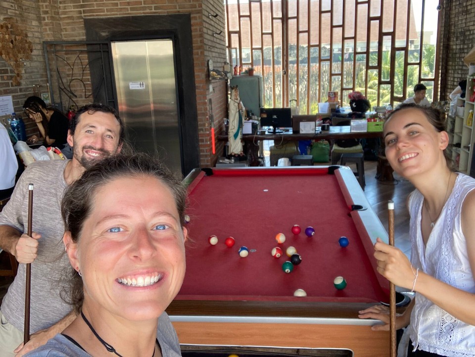 Indonesien - Denpasar - Im Hostel spielen wir am Nachmittag Pool 😂 Isabel (Spanien) und Franco (Chile) sind genauso „gut“ wie ich 🤪😅
