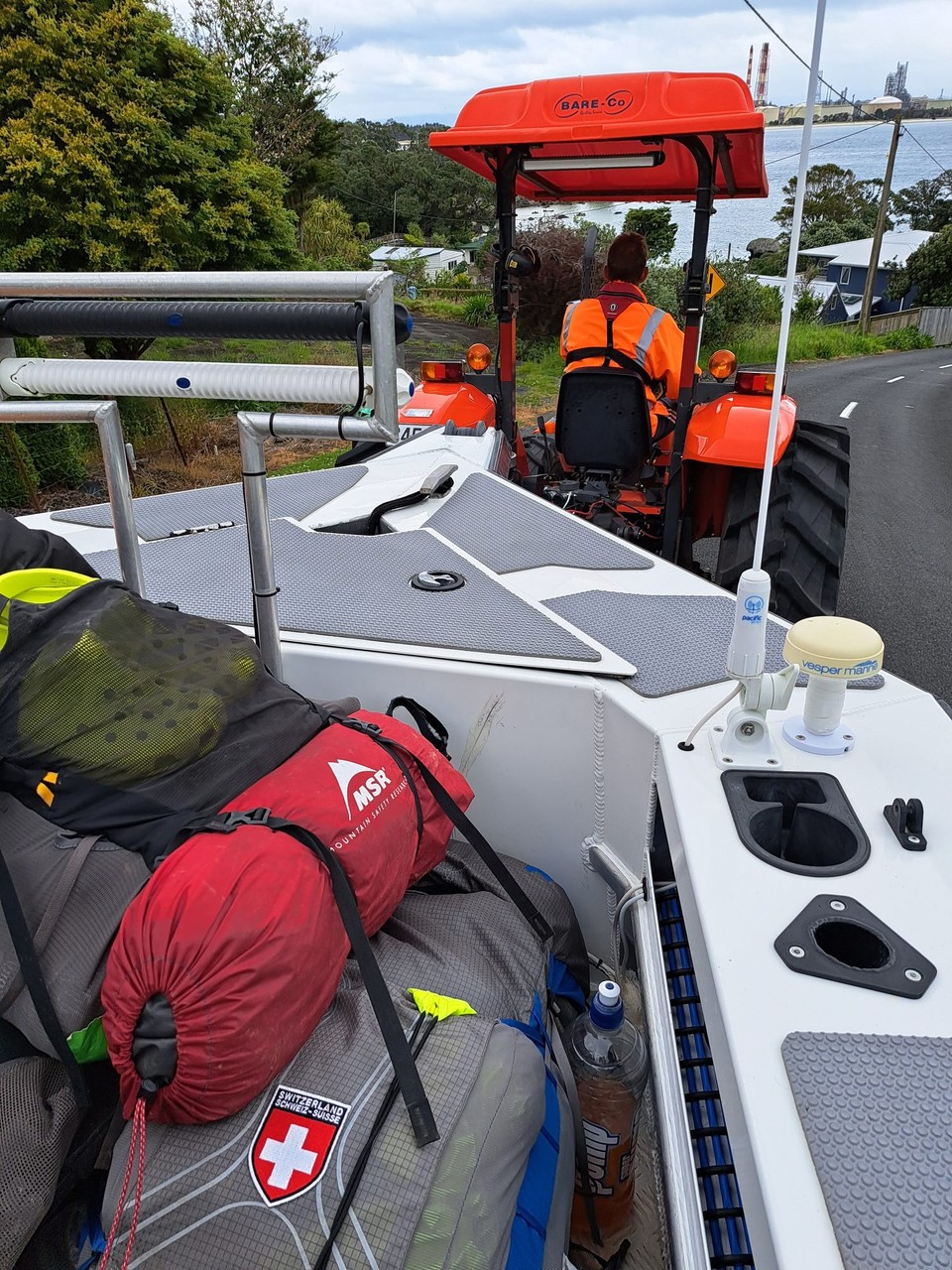 Neuseeland - Ruakākā - Unser bestelltes Boot ist auch schon unterwegs zum übersetzen 
