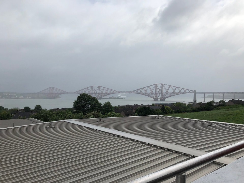 Vereinigtes Königreich - Edinburgh - Und die Eisenbahnbrücke.