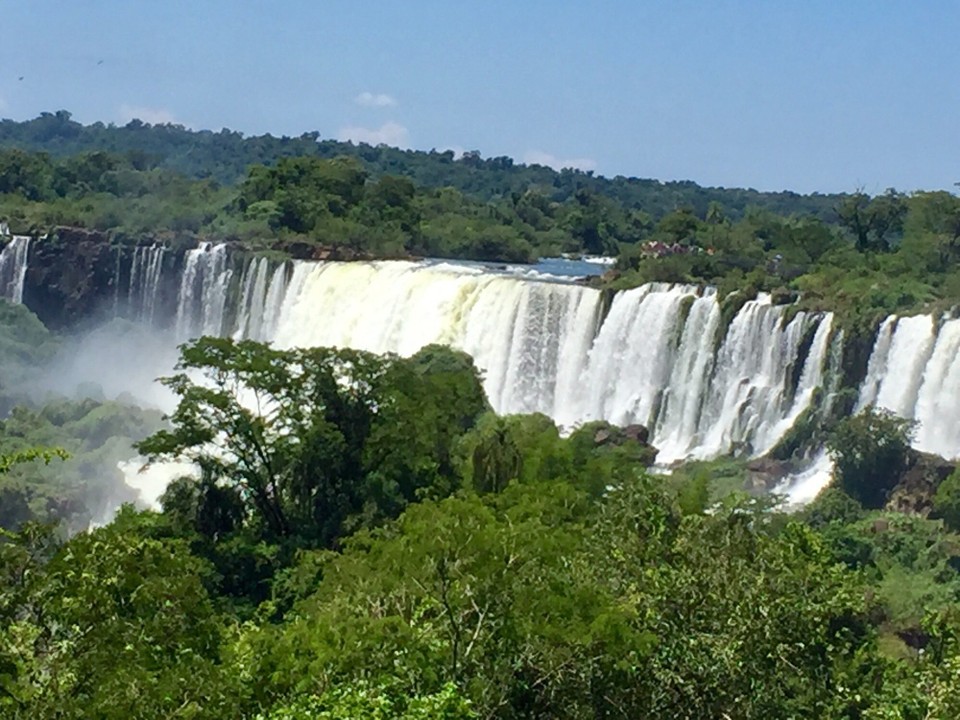 Argentinien - Iguazú - Gesamtansicht der vielen Wasserfälle