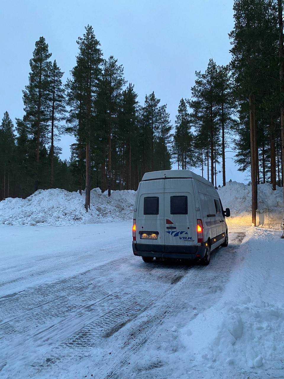 Schweden - Luleå - Der Platz hier war als „Park over Nicht“ Stellplatz angekündigt, die Zufahrt allerdings nicht geräumt. Der Flughafen nutzt es als Schneedepot. Insofern eine ruhige Nacht bis auf die Unterbrechungen durch Räumfahrzeuge!