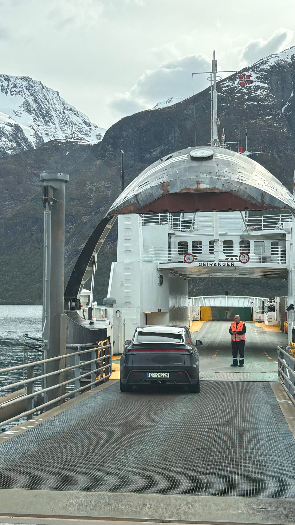 Norwegen - Volda - Rein in die Fähre 