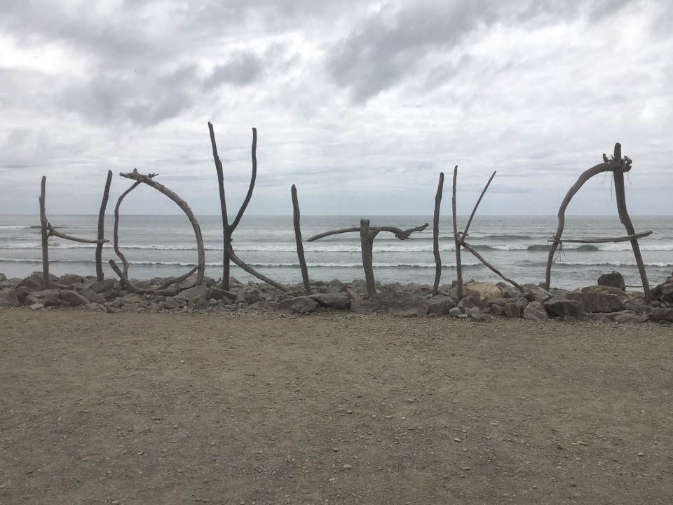 Neuseeland - Hokitika - In Hokitika informieren wir uns über die Grünen Jadesteine, Ponamu genannt.
Wir machen uns auf an den Strand und hoffen, einen Ponamu zu finden bzw. gemäss Glaube der Maori, dass ein Ponamu zu uns kommt.