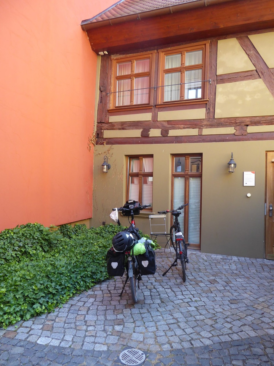 Deutschland - Magdeburg - Startklar . Heute früh kurz vor neun im Hof unseres schönen Hotel.