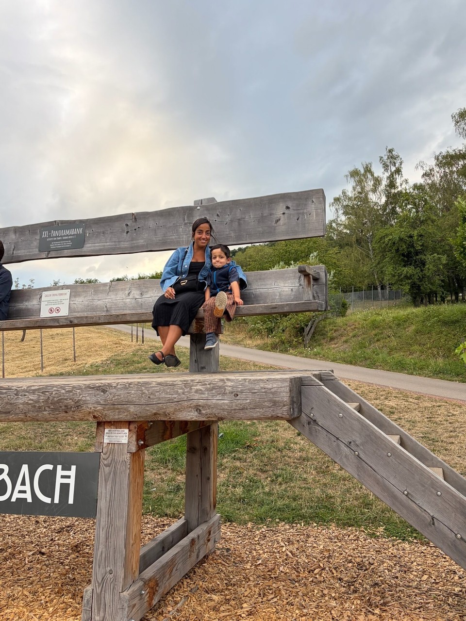 Deutschland - Traben-Trarbach - Zum Abschluss ging es noch auf eine überdimensionale Bank mit schöner Aussicht über die Mosel.