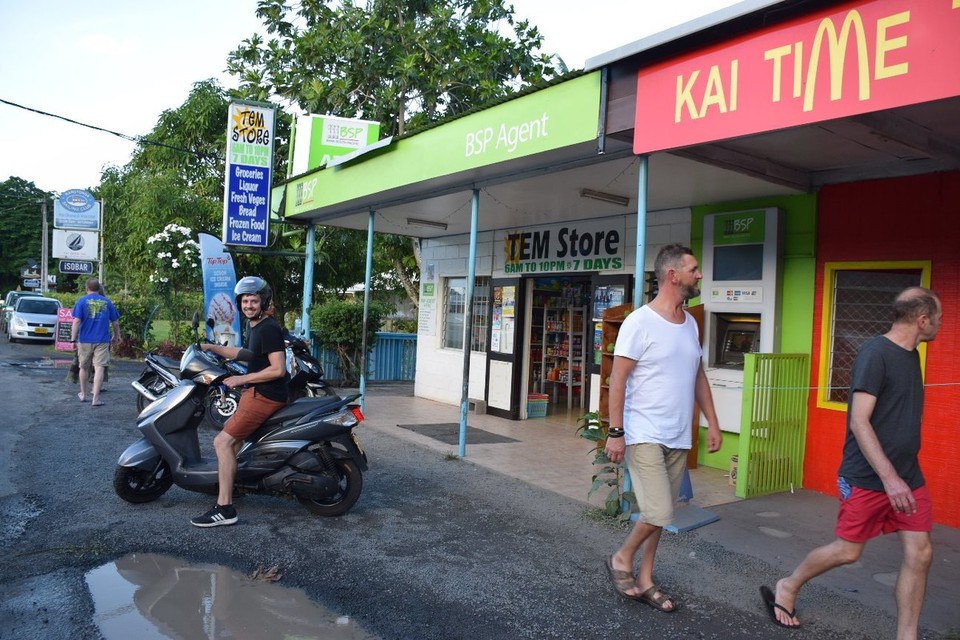 Cookinseln - Rarotonga - Auf dem Roller vor einem der vielen Mini-Shops auf der Insel