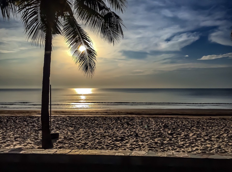  - Huay Yang - Zu schön, um müd' zu sein. 
Kurz nach 7:00h am Strand. 
Noch immer holt mich der Wecker aus einem Paralleluniversum. 
Am Abend bin ich dann wieder quietschfidel, werde als Einschlafhilfe Geckos zählen und muss dabei nicht mal die Augen zumachen.
