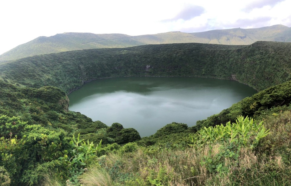 Portugal - Lajes Das Flores - Lagoa Negra ⚫ ist mit einer Tiefe von bis zu 113 m die tiefste Lagune der Azoren
