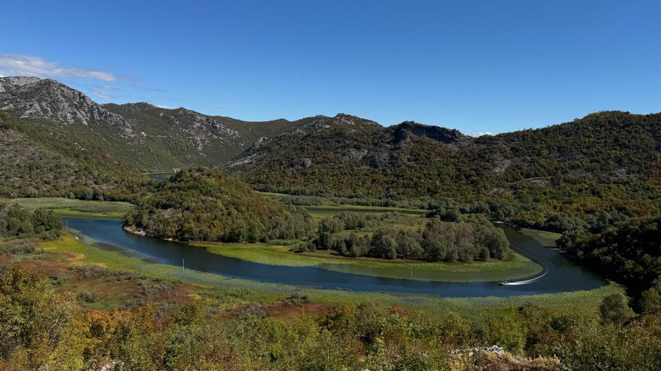 Montenegro - Žabljak - 15 Minuten weiter beim Aussichtspunkt Mirador befindet sich ein weiterer Horseshoe Bend, dieser schließt sich dem vorherigen an.